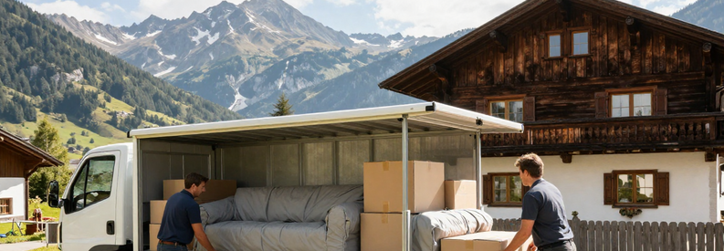 Demenageurs Chargement Chalet Schwyz Alpes Équipe déménagement chargeant mobilier protégé dans camion devant chalet traditionnel canton Schwyz
