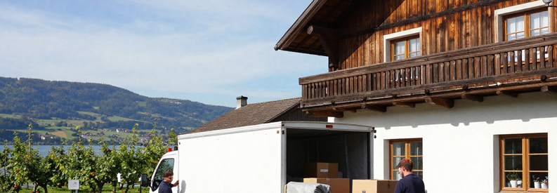 Demenageurs Chargement Maison Thurgovie Lac Constance Équipe déménagement chargeant mobilier protégé devant maison thurgovienne avec vergers et lac arrière-plan