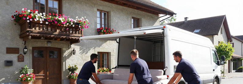 Equipe Demenageurs Chargement Camion Fribourg Déménageurs chargeant mobilier dans camion devant immeuble typique canton Fribourg avec sangles professionnelles