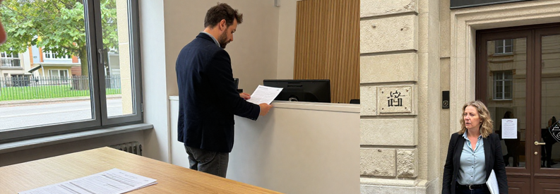 Citoyen effectuant démarches obligatoires contrôle habitants canton Vaud après déménagement