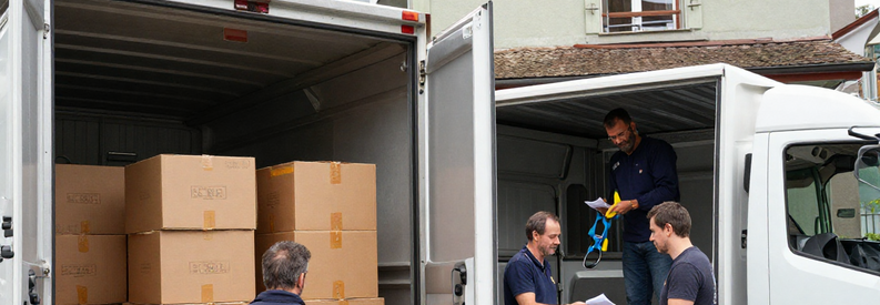 Trois étapes d'un déménagement à Kriens : évaluation du volume, chargement du camion et remise d'une estimation au client