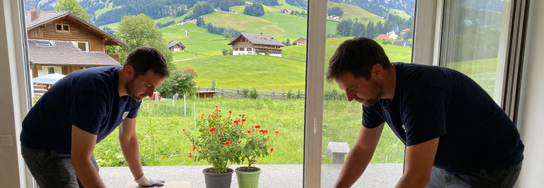 Demenagement Appenzell Particuliers Demontage Meubles Déménageurs professionnels démontant des meubles dans un appartement à Appenzell pour un particulier