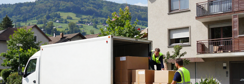 Déménageurs professionnels chargeant un camion devant un immeuble de Dietikon dans l'agglomération zurichoise