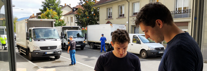 Étudiant planifiant son déménagement en période de rentrée universitaire suisse avec déménageur professionnel