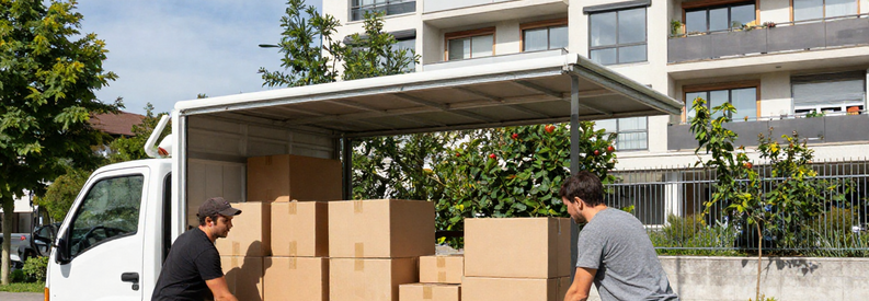 Demenagement Meyrin Equipe Chargement Camion Déménageurs professionnels chargeant un camion devant un immeuble résidentiel de Meyrin, agglomération genevoise