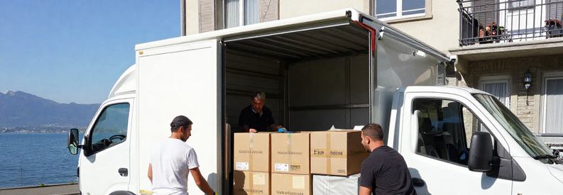 Demenagement Pully Equipe Professionnelle Immeuble Déménageurs professionnels chargeant un camion devant un immeuble résidentiel à Pully au bord du lac Léman