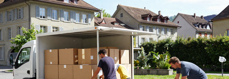 Déménageurs professionnels chargeant un camion devant un immeuble à Soleure, Suisse