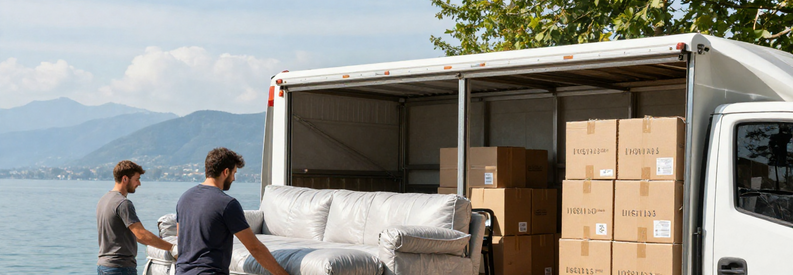 Déménageurs chargeant un camion devant un immeuble de Vevey avec le lac Léman en arrière-plan
