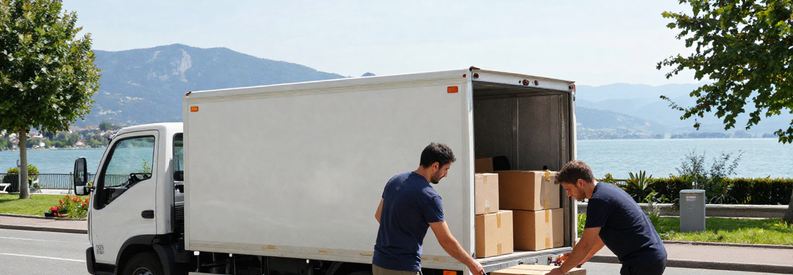 Demenagement Yverdon Les Bains Equipe Professionnelle Déménageurs professionnels déchargeant un camion devant un immeuble résidentiel à Yverdon-les-Bains