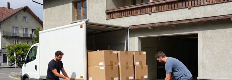 Déménageurs professionnels chargeant un camion devant un immeuble résidentiel à Aarau, Argovie