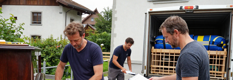 Déménageurs professionnels évaluant et transportant un piano en Suisse selon type et accessibilité